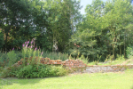 Ruige muur in landschapstuin