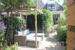 zitje-onder-tamme-kastanje-pergola