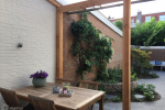 Veranda in kleine tuin