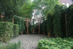Pergola van lariks met klimplanten